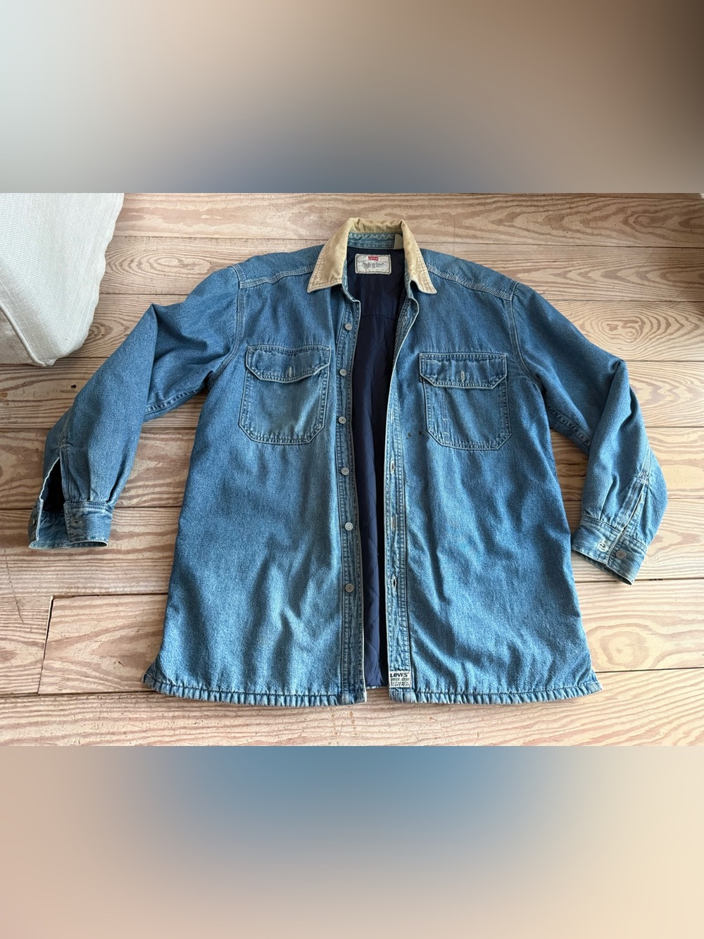 Levi's Quilted Denim Shirt Jacket Size Medium small spots in pics
